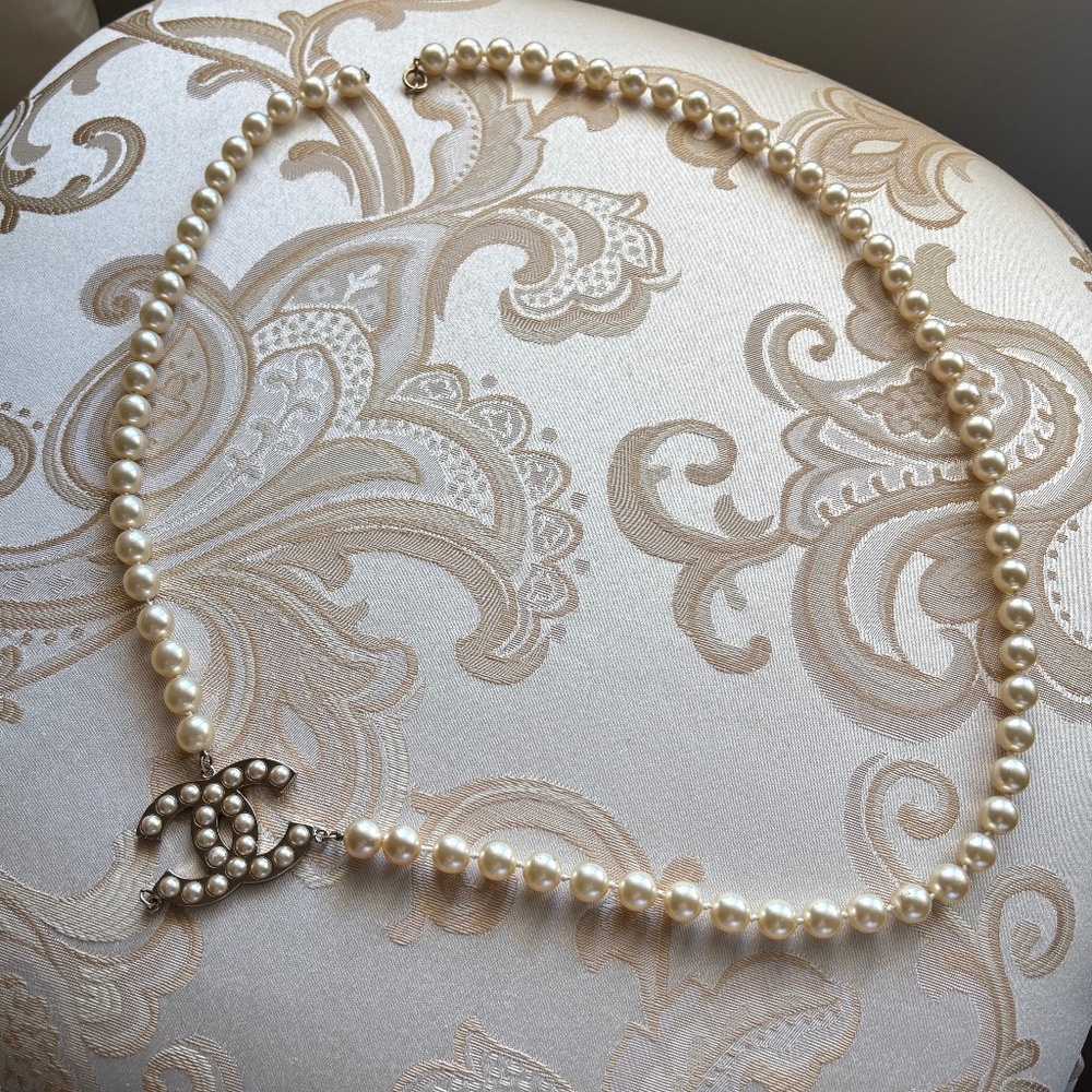 CHANEL CC Pearl Chain